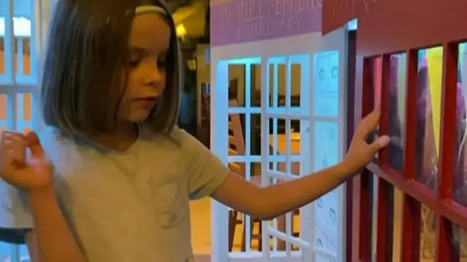 بنى لي شارع هاري بوتر السري في خزانة الملابس