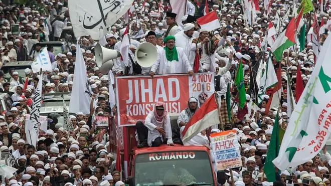 Berbagai ormas Islam berunjuk rasa menentang gubernur petahana DKI Jakarta pada Pilkada 2017, Basuki Tjahaja Purnama, yang terjerat kasus penodaan agama.