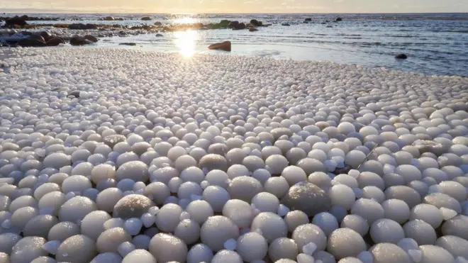 साइबेरिया के नायडा गांव में भी बड़े-बड़े बर्फ़ के गोले बने थे.shaped balls on ice in Finland