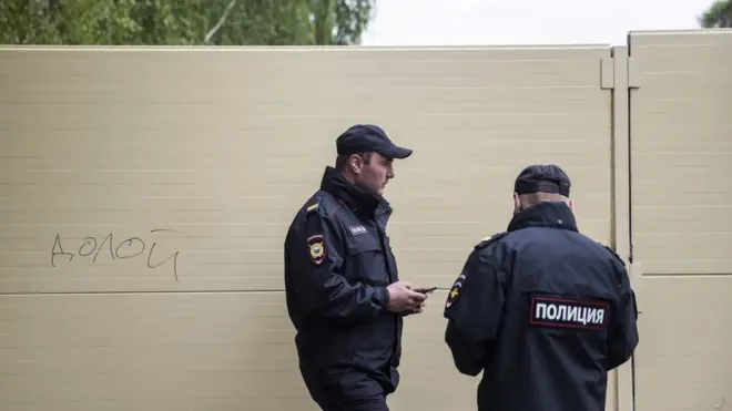 Полиция охраняет забор в сквере