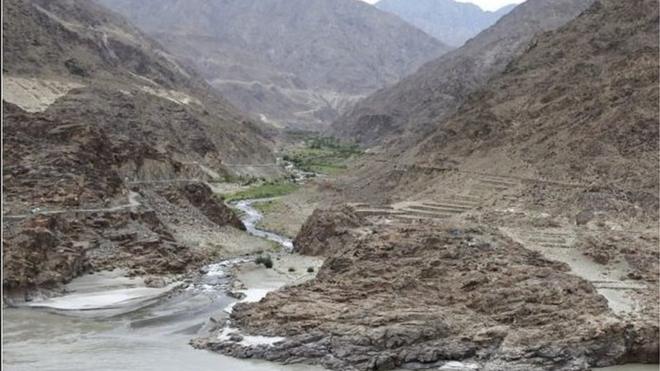 迪阿莫-巴沙水壩位於克什米爾北部的吉爾吉特-巴爾蒂斯坦（Gilgit-Baltistan），距離中巴邊界走廊400公里