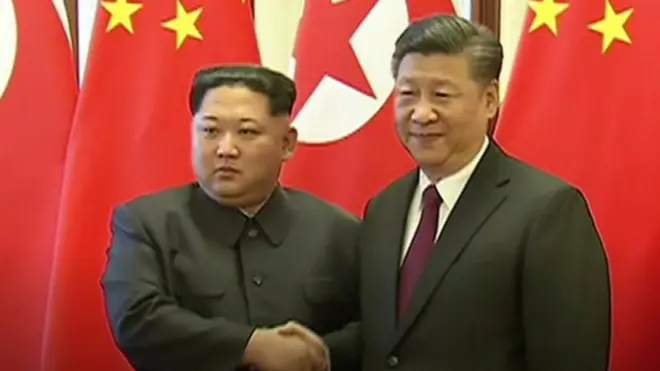 بعد أيام من التخمينات تأكد خبر زيارة الزعيم الكوري الشمالي كيم جونغ اون إلى الصين. إنها أول زيارة خارجية (يعلن عنها) يقوم بها الزعيم الكوري منذ توليه الحكم عام 2011.