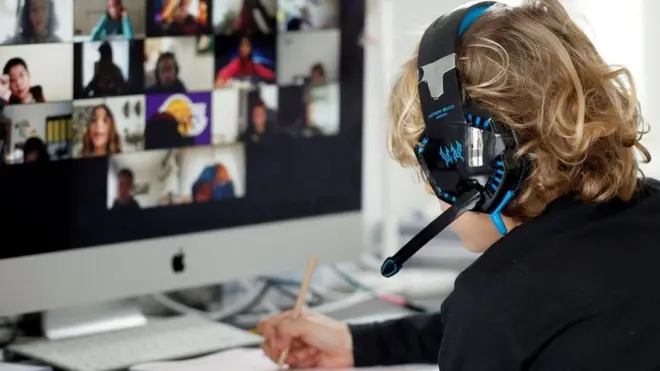 امرأة تشارك في اجتماع فيديو عبر الإنترنت