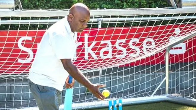 ලංකාවේ ක්‍රිකට් ටීම් එක ගැන කියවෙන කොට ඒක මගේ කණ්ඩායම වගේ මට දැනෙන්නේ