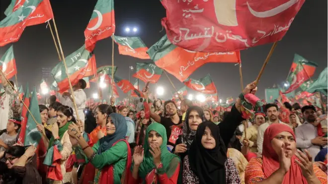 تحریک انصاف کے جلسے میں خواتین کی بڑی تعداد نے شرکت کی۔