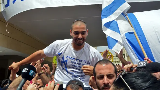 حمل عزاريا على الأكتاف عند وصوله الى منزله