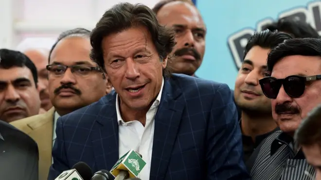 پاکستان تحریک انصاف کے چیئرمین عمران خان کو بھی خاصی دیر تک کھڑے رہنا پڑا