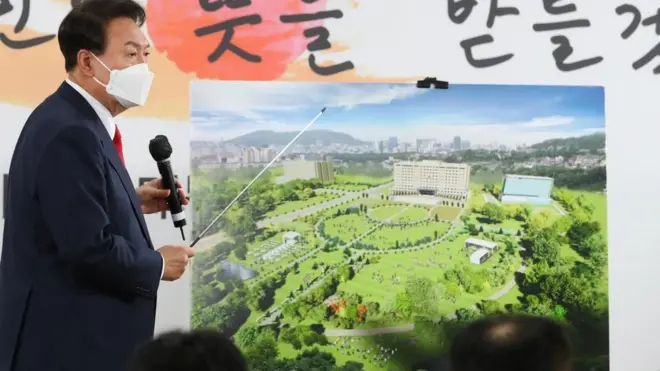 윤석열 대통령 당선인이 20일 청와대를 서울 용산구 국방부 청사로 옮기겠다고 발표했다
