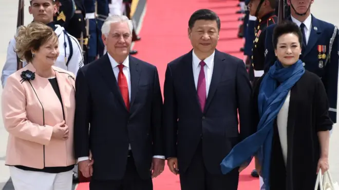 周四美國國務卿蒂勒森（左二）和妻子（左一）在佛羅里達棕櫚灘國際機場迎接中國國家主席習近平及夫人彭麗媛