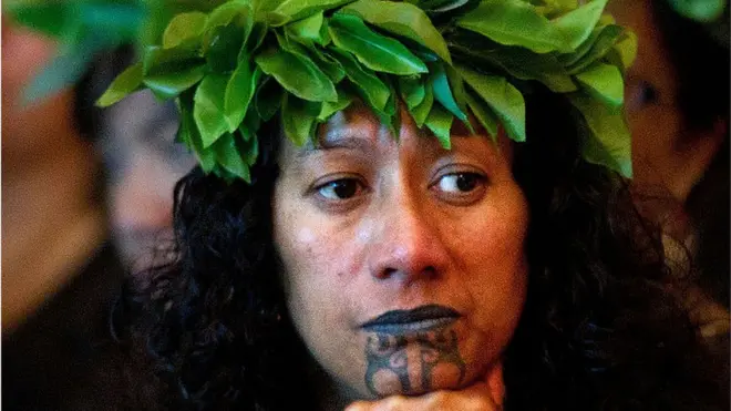 Seorang perempuan dari suku Maori di Selandia Baru dengan tato wajah atau dikenal dengan sebutan moko kauae.