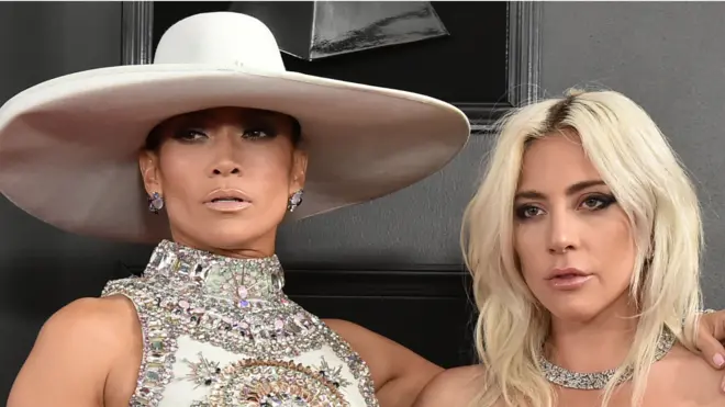 ليدي غاغا وجينيفر لوبيز خلال حفل توزيع جوائز "غرامي" في عام 2019