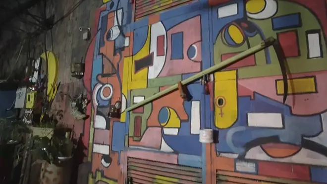 "Люди стынут, а ты о кофе". Как в одном из дворов Еревана обсуждают войну