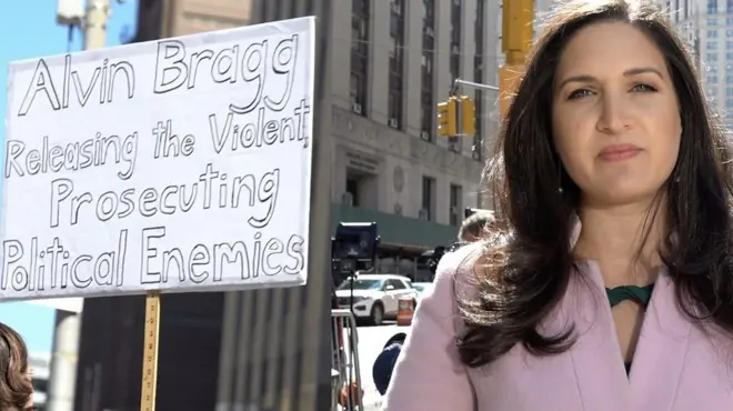 نشر الرئيس الأميركي السابق دونالد ترامب قبل أيام عبر حساباته على مواقع التواصل الاجتماعي أنه سيتم اعتقاله اليوم الثلاثاء بتهم تتعلق بتحقيقات بشأن دفع مبلغ مالي لنجمة أفلام إباحية.