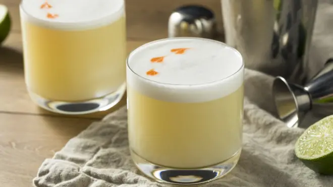 El pisco sour es un famoso cóctel hecho en base a pisco y limón, entre otros ingredientes.