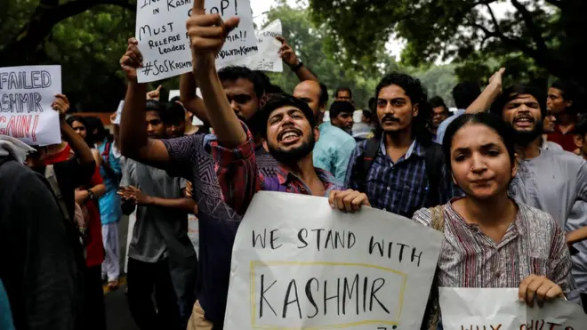 Sekelompok warga India memprotes pencabutan status istimewa wilayah Kashmir yang dikuasai India, dalam aksi di New Delhi, Senin (05/08).