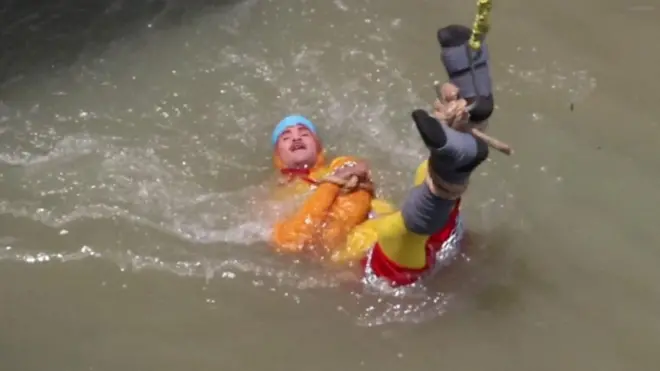 ساحر هندي قفز في النهر موثوقا بالسلاسل ولم يعد