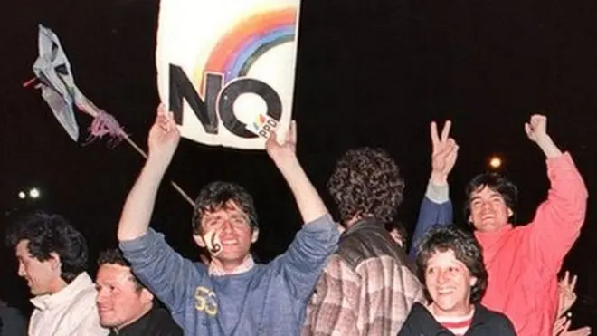 Los opositores a Pincochet se lanzaron a las calles para celebrar el resultado del plebiscito.