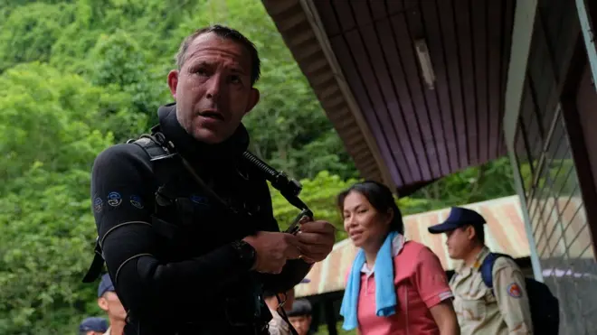 Foto Volanthen di depan mulut gua yang diambil pada 28 Juni atau lima hari setelah 12 remaja dinyatakan hilang di dalam gua.