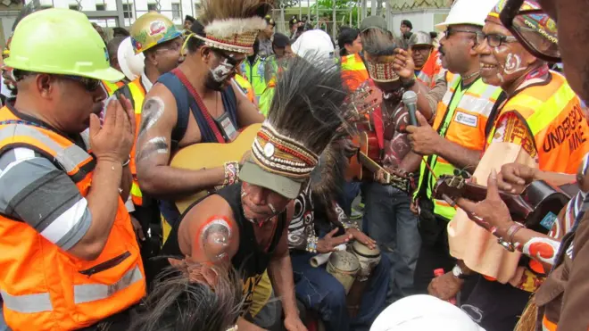 Seratusan pekerja PT. Freeport Indonesia berunjuk rasa menyuarakan kekuatiran mereka akan kelangsungan pekerjaan 30 ribu pekerja perusahaan tambang tersebut.