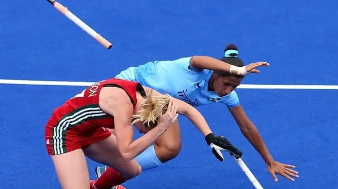 ویلز کی لیہ ولکنسن کا ہاکی کے میچ میں انڈیا کی رانی کے ساتھ ٹکراؤ۔