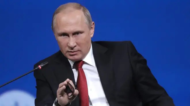 Президент России Владимир Путин считает, что американские хакеры могли "перевести стрелку" на Россию.