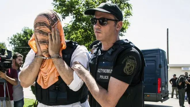 Yunanistan'a kaçan 8 asker bugün Yunan polisleri eşliğinde Dedeağaç'da mahkemeye çıkarıldı