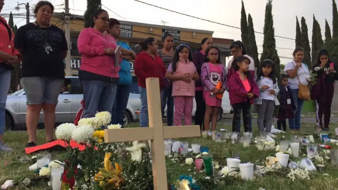 Mujeres y niñas rezan en el memorial improvisado. “Podría haber sido yo, o cualquiera, dice una de ellas”.