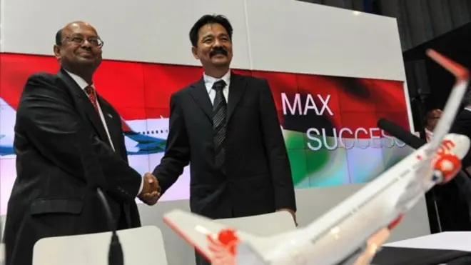 Rusdi Kirana (kanan), pendiri dan pimpinan Lion Air berjabat tangan dengan Dinesh Keskar, salah-seorang pimpinan perusahaan pembuatan Boeing Commercial Airplanes, setelah kesepakatan kerjasama, 14 February 2012 di Singapura.