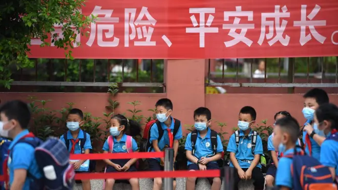 Кытайдын Чунцин шаарындагы мектепте окуучулардын баары беткап менен келди