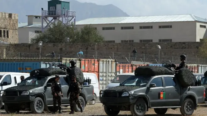 په نښته کې څلور زندانیان وژل شوي او ۱۳ نور ټپیان دي