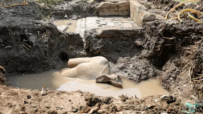 Mısır firavun heykelleri