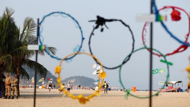 Олимпийские кольца из пластика на пляже в Рио
