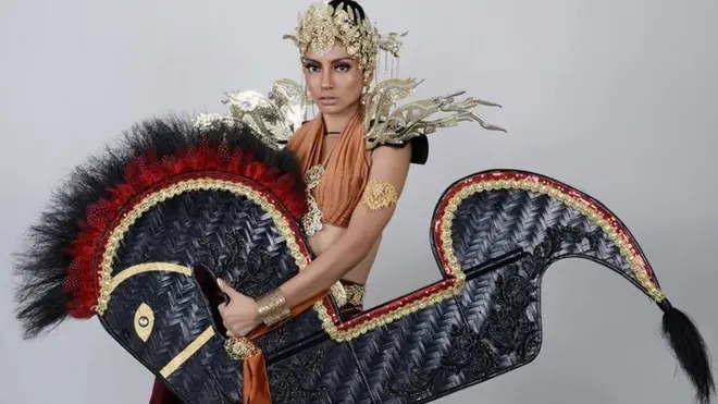 Miss Grand Malaysia mengenakan kostum dengan Kuda Kepang yang akan maju ke final di Vietnam akhir Oktober.