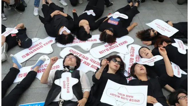 2017년 여성환경연대의 생리대 유해성 규명 촉구 시위. 생리를 둘러싼 논란은 여전히 진행 중이다