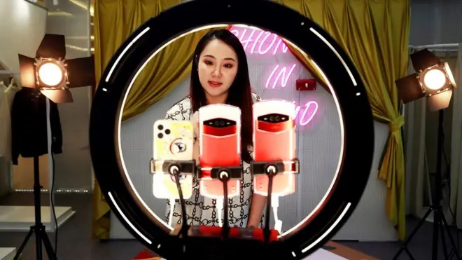 直播帶貨成為新風口，但「雙十一」通過各種方式刺激消費，也引起詬病。