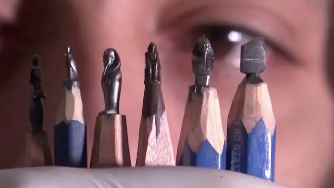 ستة أقلام رصاص منحوت على نهايتها مجسمات لآثار مصرية