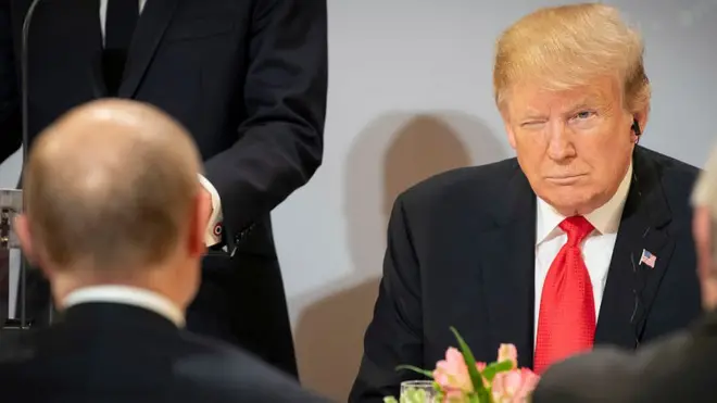 2018 నవంబర్ 11వ తేదీన పారిస్‌లో మొదటి ప్రపంచ యుద్ధం వందేళ్ల కార్యక్రమం సందర్భంగా జరిగిన విందులో రష్యా అధ్యక్షుడు వ్లాదిమిర్ పుతిన్‌కు ఎదురుగా కూర్చుని కన్ను కొడుతున్న డోనల్డ్ ట్రంప్