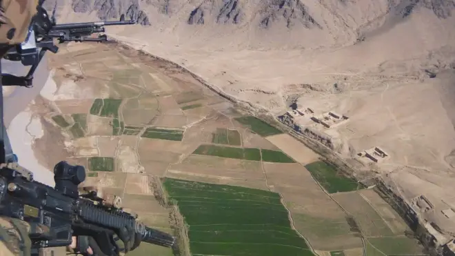 منظره‌ای از جنوب افغانستان از داخل يک هلی‌کوپتر نظامی