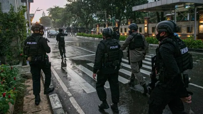 Aparat polisi bersenjata lengkap diturunkan ke Mabes Polri, Jakarta, Rabu (31/03), tidak lama setelah seseorang menerobos dan dilaporkan mengancam petugas polisi.