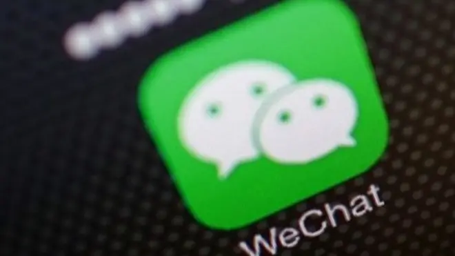 在中国，你可以用微信打车、购物、订外卖等等。