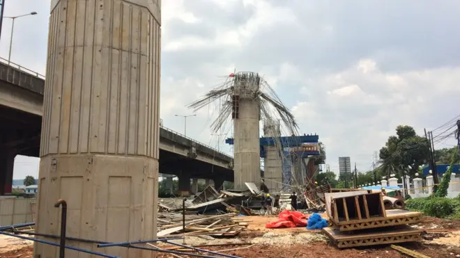 Kecelakaan kerja di proyek Tol Becakayu melukai tujuh pekerja.