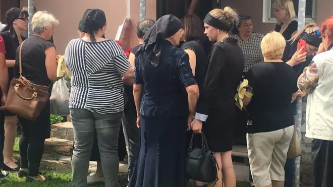 Люди на похованні