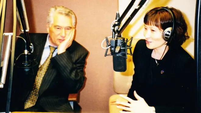 Залкар жазуучу Чыңгыз Айтматов Би-Би-Синин Лондондогу студиясында Гулнара Касмамбетова менен