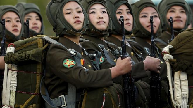 Mulheres norte-coreanas no exército