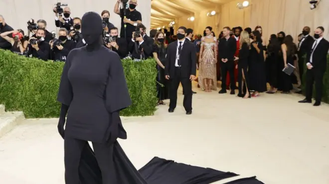 Kim Kardashian'ın vücudunu ve yüzünü de örten siyah kostümü, sosyal medyayı salladı.