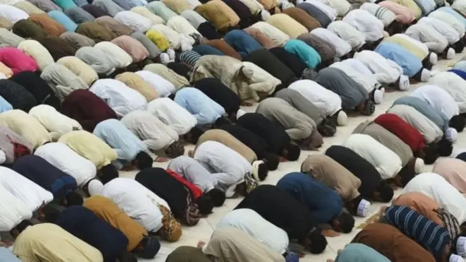 پرېکړه کې ویل شوي د جومات ملا امام به هره ورځ په جومات کې د محمد یوسف لمونځ کول تاییدوي