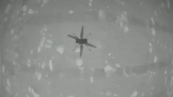 హెలికాప్టర్ తన నీడను తానే తీసిన ఫోటో