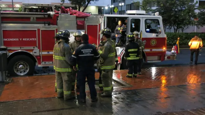 На месте происшествия несколько машин скорой помощи и пожарных