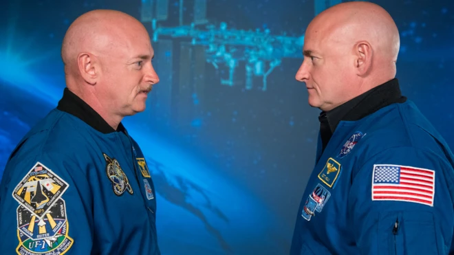 Scott Kelly (a dir.) passou 340 dias orbitando a Terra a bordo da Estação Espacial Internacional