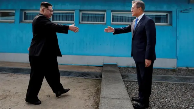 지난 2018년 4월 27일 판문점 군사분계선에서 만난 남북정상. 북한은 7.4 공동성명 50주년을 맞아 남측이 그 동안 합의를 제대로 이행하지 않았다고 비난했다